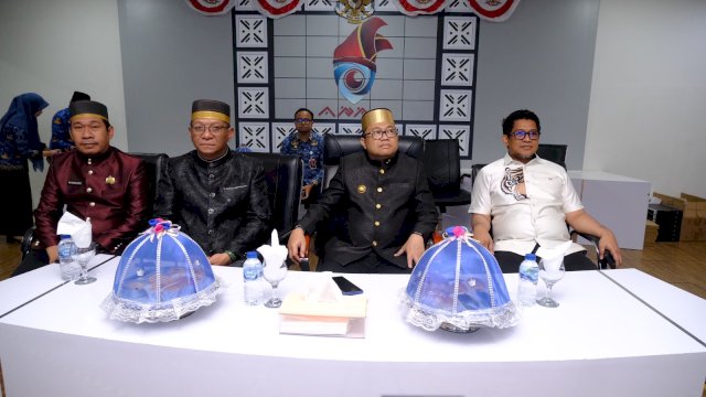 Pelaksana Tugas (Plt) Bupati Gowa, Darmawangsyah Muin (tengah) saat menghadiri Rapat Paripurna Istimewa Hari Jadi ke-357 Provinsi Sulawesi Selatan secara virtual, di Peace Room Akkio, Kantor Bupati Gowa, Senin (19/10/2026). (Dok. Humas Gowa) 