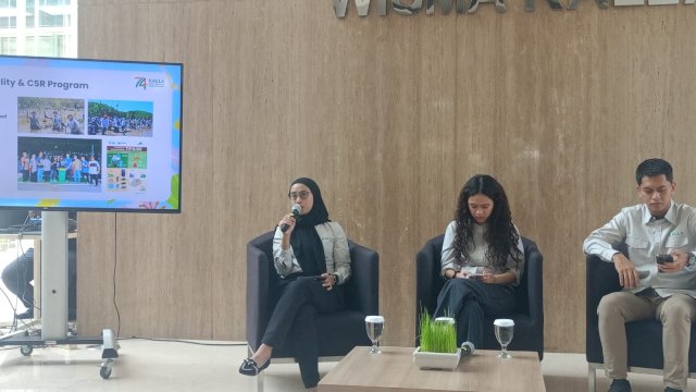 Kiri ke Kanan : Corporate Communication & Sustainability Department Head KALLA, Nadya Tyagita, Ketua Panitia HUT ke-74 KALLA, Rania Hamidah Zumadi, dan Wakil Ketua Panitia HUT ke-74 KALLA, Azandy Abdillah Buloto dalam Press Conference HUT ke-74 KALLA, di Lobby Lantai 1, Wisma Kalla, Senin (19/10/2026). (Dok. Chaerani/Republiknews.co.id) 