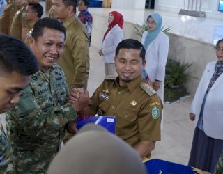 Wali Kota Parepare Tasming Hamid Terima Brevet Kehormatan Kesehatan Penyelaman dan Hiperbarik dari TNI AL