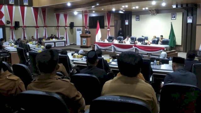 Ket: Wawali Hermanto Sampaikan Jawaban Pemkot Parepare atas Pandangan Fraksi DPRD soal Perubahan APBD 2026