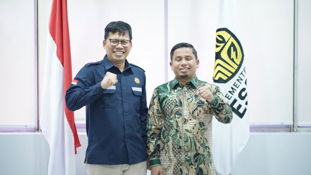 Ket: Wali Kota Parepare, Tasming Hamid bersama Direktur Pembinaan Program Ketenagalistrikan Kementerian ESDM, Ahmad Amiruddin