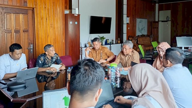 Jajaran tim perizinan PLN UIP Sulawesi bersama perwakilan Dinas Kehutanan Provinsi Sulteng dan BPKH Wilayah XVI Palu saat melangsungkan rapat koordinasi pembahasan evaluasi pengembalian PPKH di Palu, Sulawesi Tengah, Senin (19/10/2026).
