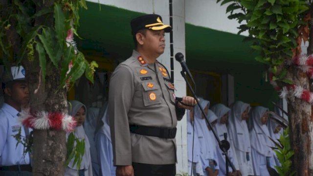 Kapolres Bulukumba AKBP Stephanus Luckyto, A.W., saat menjadi inspektur upacara di SMAN 1 Bulukumba. [Ist]