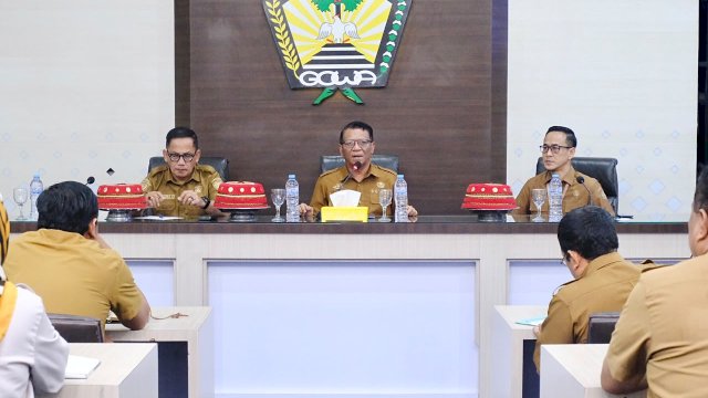 Sekretaris Daerah Kabupaten Gowa, Andy Azis Peter, saat membuka Rapat Koordinasi Pendampingan Pelaksanaan Kegiatan Tahun Anggaran 2026/2027, Dinas TPH Kabupaten Gowa, di Baruga Karaeng Pattingalloang ,Kantor Bupati, Selasa, (27/10/2026). (Dok. Humas Gowa) 