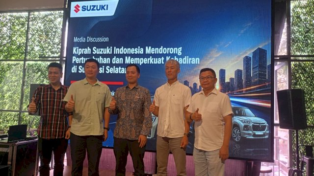 General Manager Megahputra Sejahtera, Y. Roberto (kiri) serta beberapa jajaran pimpinan PT Suzuki Indomobil Sales (SIS) dan PT MPS berfoto bersama dalam Media Discussion Kiprah Suzuki Indonesia Mendorong Pertumbuhan dan Memperkuat Kehadiran di Sulawesi Selatan, di Verda Resto Makassar, Selasa, (27/10/2026). (Dok. Chaerani/Republiknews.co.id) 