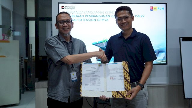 Direktur Utama KSO PT Amsak Bangun Persada-PT Power Energitama, Ridla Agustiawan (kiri), dan General Manager PLN UIP Sulawesi, I Gusti Made Aditya San Adinatha (kanan), berfoto bersama sambil menunjukkan dokumen kontrak Pembangunan GI 150 kV Sidrap Extension 60 MVA yang telah disetujui kedua belah pihak pada, Rabu (14/10/2026). (Dok. PLN UIP Sulawesi)