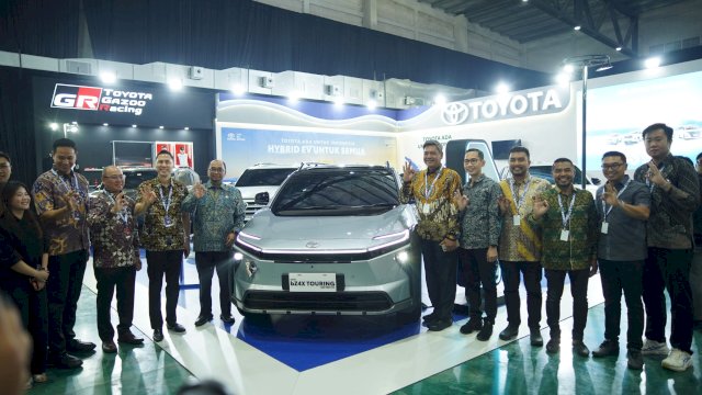 Dalam pelaksanaan GIIAS 2026 Makassar, Toyota Astra Motor memperkenalkan New bZ4X Touring dan Land Cruiser FJ, di Booth Kalla Toyota, Summarecon Mutiara Makassar Convention Center (SMMCC). (Dok. Kalla Toyota) 