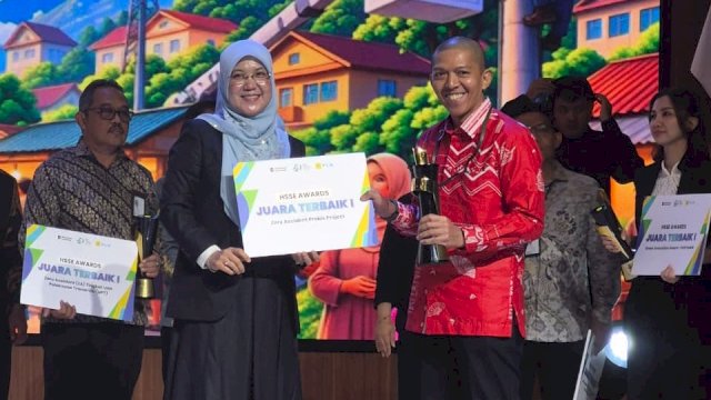 Direktur Legal dan Manajemen Human Capital PT PLN (Persero), Ibu Nurlely Aman (kiri) menyerahkan penghargaan Juara Terbaik I Zero Accident Probis Project kepada Manager PLN UPP Sulteng, Faisal Barokah, pada peringatan Hari Listrik Nasional (HLN) ke-81 di Jakarta, kemarin. (Dok. Humas PLN UIP Sulawesi) 