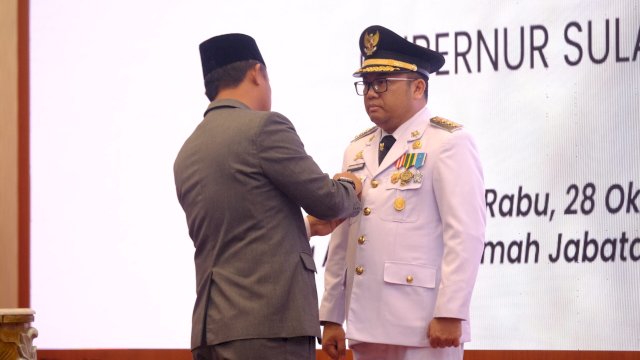 Darmawangsyah Muin saat dilantik Gubernur Sulawesi Selatan, Andi Sudirman Sulaiman sebagai Bupati Gowa definitif, di Baruga Asta Cita, Rumah Jabatan Gubernur Sulawesi Selatan, Rabu, (28/10/2026). (Dok. Humas Gowa)