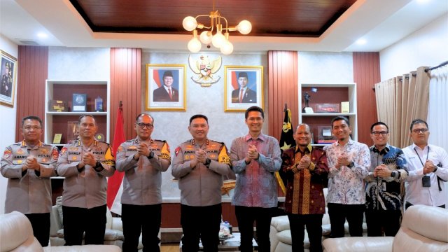 Jajaran manajemen PLN (UIP Sulawesi, UID Sulselrabar, UIP3B Sulawesi) berfoto bersama Kapolda Sulawesi Selatan dan jajaran pejabat Polda Sulsel di Markas Polda Sulsel, Makassar, Senin (26/10/2026). (Dok. Humas PLN UIP Sulawesi)