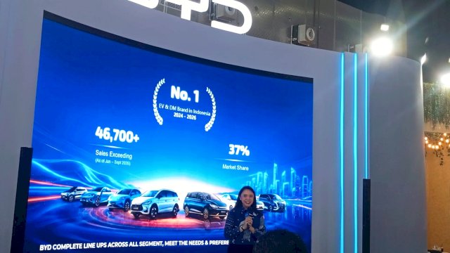 Head of Marketing Asia Pacific Sales Division BYD Indonesia, Paramita Sari, dalam Konferensi Pers BYD, di Booth BYD GIIAS Makassar 2026, di SMMCC, Rabu, (28/10/2026). (Dok. Chaerani/Republiknews.co.id)
