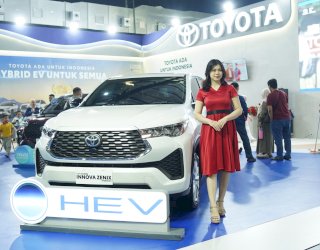 Kalla Toyota Ajak Pengunjung GIIAS Makassar Eksplore Kecanggihan T Intouch di Innova Zenix