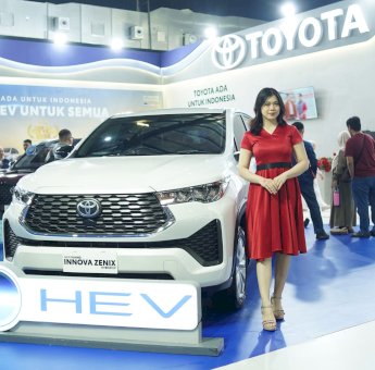 Kalla Toyota Ajak Pengunjung GIIAS Makassar Eksplore Kecanggihan T Intouch di Innova Zenix
