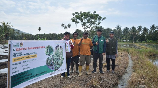 Program Manager Bidang Community and Development Care (Comdev) LAZ Hadji Kalla, Erny Rachmi Nurdin, melakukan kunjungan ke beberapa titik demplot petani di desa binaan yang berlokasi di Kabupaten Parigi Moutong, Sulawesi Tengah, beberapa waktu lalu. (Dok. LAZ Hadji Kalla) 
