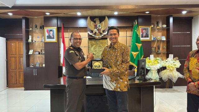 General Manager PLN UIP Sulawesi, I Gusti Made Aditya San Adinatha (kanan), menyerahkan pelakat/cinderamata kepada Kepala Kejaksaan Tinggi Sulawesi Tenggara, Sugeng Riyanta (kiri), usai audiensi di Kendari, Kamis (29/10/2026). (Dok. Humas PLN UIP Sulawesi)