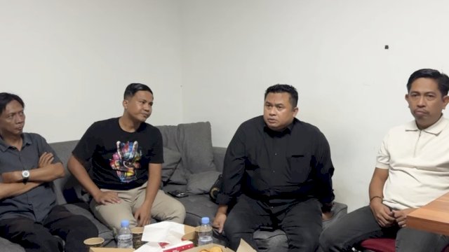 Ketua KPI Pusat, Hasrul Hasan saat berdiskusi dengan pengurus Pengda JMSI Sulsel di Sekretariat Pengda JMSI Sulsel, Jalan AP Pettarani, Makassar, Jumat (2/10/2026) malam. (Foto: Istimewa)
