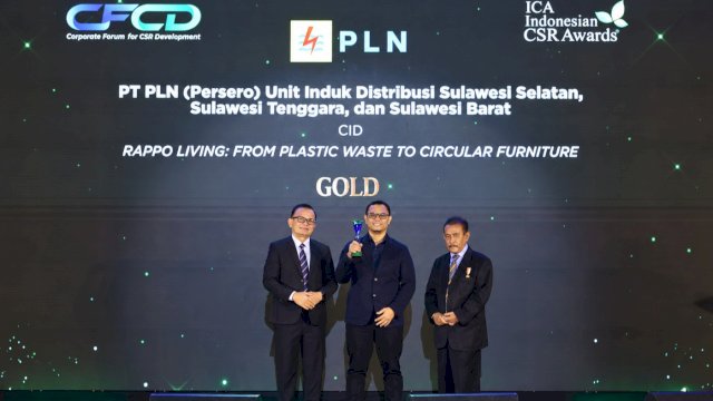 Senior Manager Keuangan, Komunikasi, dan Umum PLN UID Sulselrabar, Fazli Arrazaq, menerima penghargaan Gold pada ajang Indonesian CSR Awards (ICA) atas program RAPPO Living. (Foto: Istimewa)