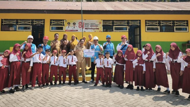 Keceriaan siswa dan guru SD Negeri 219 Madekkang Soppeng menyambut bantuan sumur bor dari TJSL PLN UID Sulselrabar. (Foto: Istimewa)
