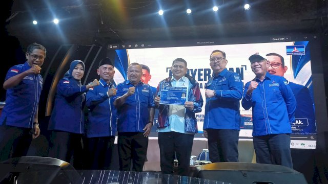 Munafri Arifuddin resmi menerima Kartu Tanda Anggota (KTA) Partai Demokrat di Hotel Claro Makassar, Kamis (8/10/2026). (Foto: Istimewa)