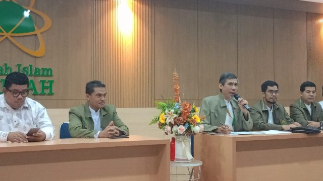 Direktur Sekolah Islam Athirah (IA), Syamril saat memaparkan pelaksanaan SPMB 2026, di sela-sela Prescon, di Sekolah Islam Athirah Kajalalido, Makassar, Jumat, (09/12/2026). (Dok. Chaerani/Republiknews.co.id)