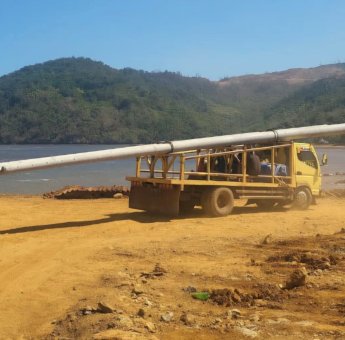 PLN Hadirkan Harapan Terang, Tiang Listrik Disambut Tangis Haru Masyarakat Laonti.
