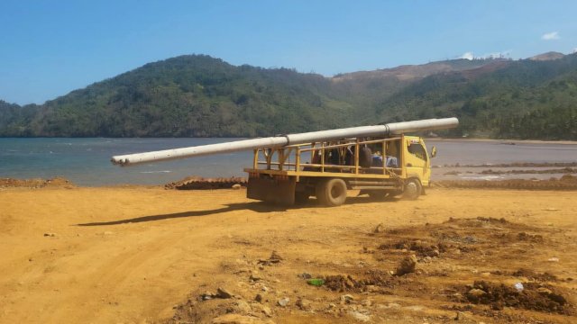 Kendaraan truk melakukan pelansiran tiang menuju titik lokasi pemancangan tiang di Kecamatan Laonti, Kabupaten Konawe Selatan. (Foto: Istimewa)