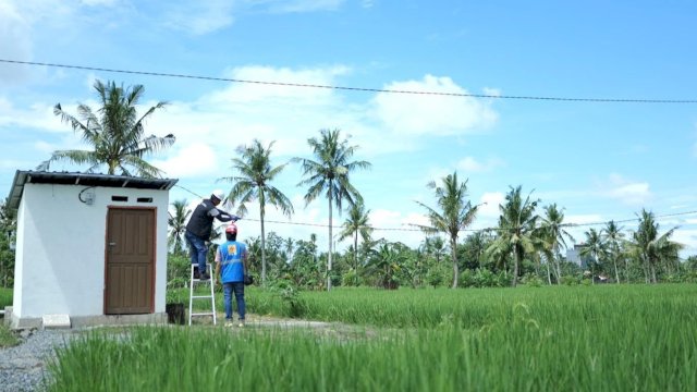 Melalui program Electrifying Agriculture (EA), petugas PLN tengah memasang kWh meter sehingga memberikan kemudahan proses pengairan dan biaya operasional yang lebih hemat bagi petani di Sulawesi Selatan. (Foto: Istimewa)