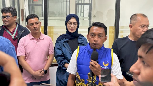 Ketua DPW NasDem Sulsel, Syaharuddin Alrif menjelaskan terkait persiapan HUT ke-15 Partai NasDem di Kantor DPW NasDem Sulsel, Jalan AP Pettarani, Makassar, Selasa (13/10/2026). (Foto: Istimewa)