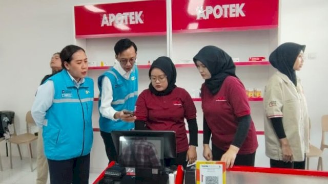 Pegawai PLN memastikan layanan pembayaran tagihan dan pembelian token listrik berjalan lancar di Koperasi Desa/Kelurahan Merah Putih (KDKMP). (Foto: Istimewa)