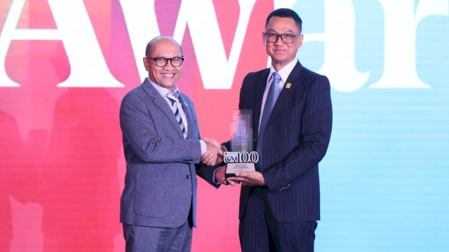 Direktur Utama PLN, Darmawan Prasodjo (kanan) saat menerima penghargaan sebagai Sector Champion pada kategori Energy and Public Utilities di ajang Danantara Indonesia CX100 Award 2026 di Jakarta, Selasa (13/10/2026). (Foto: Istimewa)