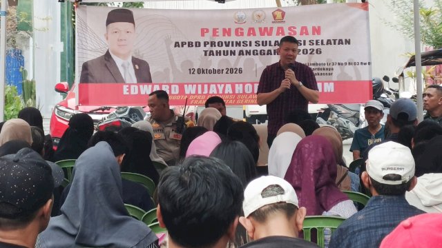 Anggota DPRD Sulsel, Edward Wijaya Horas saat menggelar kegiatan pengawasan APBD Provinsi Sulawesi Selatan tahun anggaran 2026 di Jalan Sungai Limboto, Kelurahan Maradekaya, Kecamatan Makassar, Kota Makassar, Senin (12/10/2026). (Foto: Istimewa)