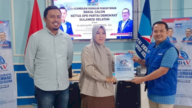 Ketua Fraksi Demokrat DPRD Sulsel, Fatma Wahyuddin saat mewakili Munafri Arifuddin mengambil formulir pendaftaran bakal calon ketua di kantor DPD Demokrat Sulsel, Jalan Mirah Seruni, Makassar, Kamis (15/10/2026). (Foto: Istimewa)