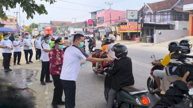 Rutan Kelas I Samarinda membagikan 500 porsi makan siang gratis kepada pengemudi ojek online (ojol) dan masyarakat yang melintas di sekitar rutan, Jumat (16/10/2026). (Foto: Istimewa)