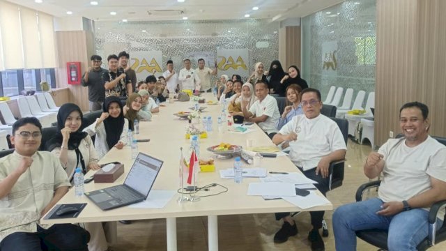 Sebanyak 33 calon peserta Akademi Wirausaha IKA Unhas mengikuti sesi presentasi rencana bisnis di lantai III AAS Building, Makassar, Jumat (16/10/2026). (Foto: Istimewa)