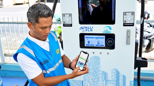 Petugas PLN memperagakan tata cara pengisian daya kendaraan listrik melalui SPKLU dengan menggunakan aplikasi PLN Mobile. (Foto: Istimewa)