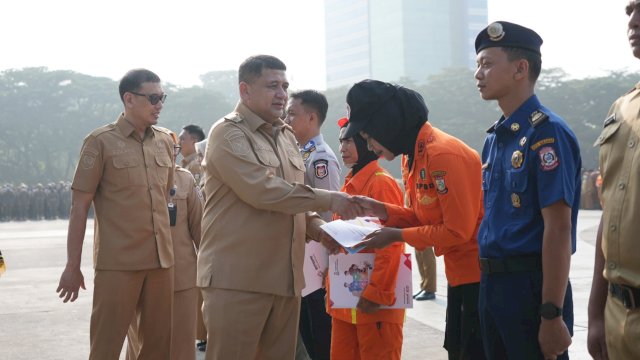 Wali Kota Makassar, Munafri Arifuddin saat menyerahkan secara simbolis Surat Keputusan (SK) perpanjangan PPPK Paruh Waktu di Lapangan Karebosi, Makassar, Selasa (20/10/2026). (Foto: Istimewa)