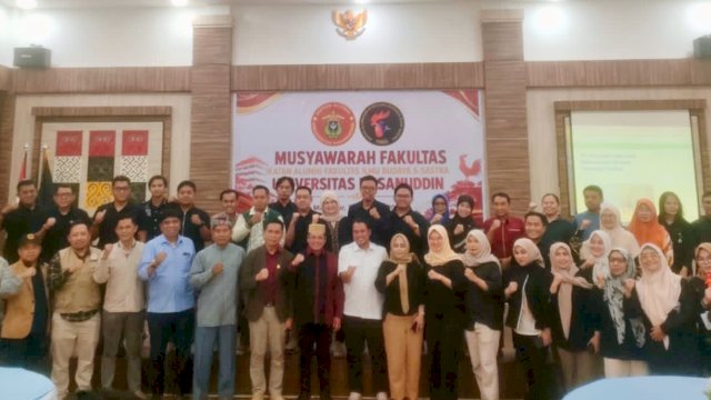 Anggota DPD RI, Andi Abdul Waris Halid kembali terpilih secara aklamasi untuk memimpin Ikatan Alumni Fakultas Ilmu Budaya dan Sastra Universitas Hasanuddin (IKAFIBRA Unhas). (Foto: Istimewa)