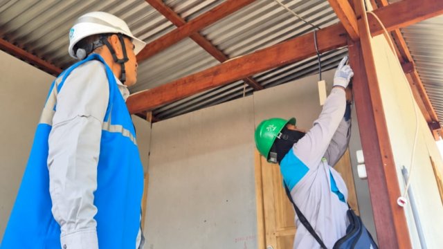 Petugas PLN melakukan pemasangan kWh meter di rumah pelanggan dengan teliti dan mengutamakan keselamatan kerja. (Foto: Istimewa)