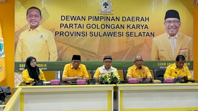 Ketua DPD I Golkar Sulsel, Ilham Arief Sirajuddin (IAS) saat memberikan keterangan dalam sesi konferensi pers di Kantor DPD I Golkar Sulsel, Jalan Botolempangan, Makassar, Jumat (23/10/2026). (Foto: Istimewa)