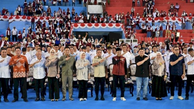 Ketua DPRD Sulsel, Andi Rachmatika Dewi saat mendampingi Mensos RI, Saifullah Yusuf dalam peluncuran Gerakan Nasional Peduli Tetangga untuk Perlindungan Sosial (Perlinsos) di GOR Sudiang, Makassar, Minggu (4/10/2026). (Foto: Istimewa)
