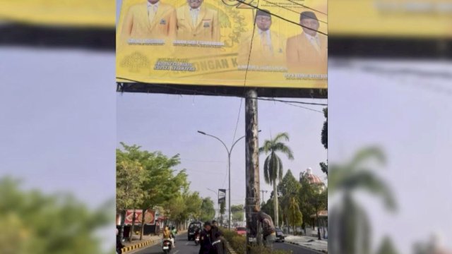 Penertiban baliho Partai Golkar oleh Badan Pendapatan Daerah (Bapenda) Kota Palopo di ruas Jalan Andi Djemma, Palopo, Minggu (25/10/2026). (Foto: Istimewa)