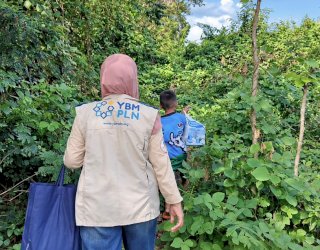 Tembus Jalan Terjal demi Kesehatan Warga, Kisah Pengabdian Bidan Cahaya Husniati di Pelosok Majene