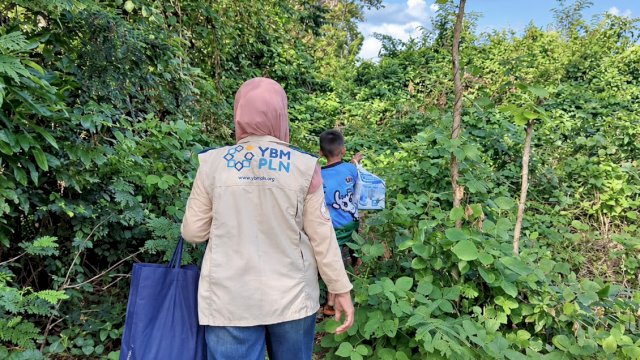 Bidan Cahaya, Husniati menempuh jalan setapak untuk menjangkau masyarakat di pelosok Banua Adolang, Kabupaten Majene. (Foto: Istimewa)