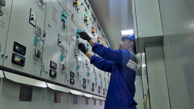 Operator PLN mengoperasikan panel kubikel tambahan 62 MW pembangkit guna menjaga pasokan listrik Sulawesi Selatan, Sulawesi Barat, dan Sulawesi Tenggara tetap andal. (Foto: Istimewa)