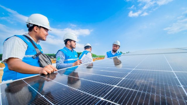 Ilustrasi personel PLN sedang melakukan inspeksi panel surya Pembangkit Listrik Tenaga Surya (PLTS). (Foto: Istimewa)