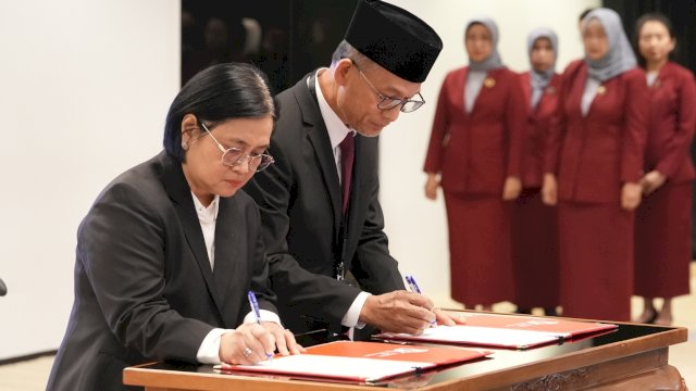 Dari kiri ke kanan: Moh. Fredly Nasution sebagai Kepala OJK Provinsi Riau, dan Sri Kurniati sebagai Deputi Komisioner Pengawas Lembaga Pembiayaan, Perusahaan Modal Ventura, Lembaga Keuangan Mikro dan Lembaga Jasa Keuangan Lainnya saat dilantik dan diambil sumpahnya sebagai jabatan pejabat setingkat Deputi Komisioner dan Kepala OJK Daerah, di Jakarta, kemarin. (Dok. Otoritas Jasa Keuangan) 