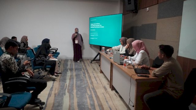 Salah satu peneliti saat menyampaikan hasil risetnya pada Konferensi Ilmiah Sistem Pangan Berkelanjutan bertajuk "Simpul Pangan Nusantara" yang digagas ICRAF Indonesia bersama Pemerintah Provinsi Sulawesi Selatan, di Hotel Unhas, Rabu, (07/10/2026). (Dok. ICRAF Indonesia)
