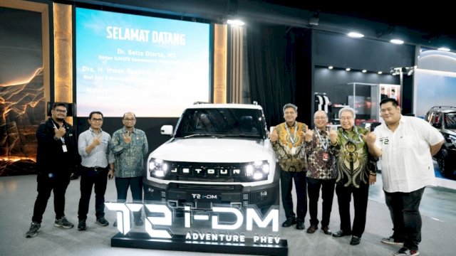 JETOUR T2 i-DM menggabungkan performa, efisiensi, dan fleksibilitas untuk mendukung mobilitas masyarakat Sulawesi Selatan, mulai dari aktivitas harian di perkotaan hingga perjalanan antarkota. JETOUR T2 i-DM diperkenalkan pada GIIAS Makassar 2026. (Dok. JETOUR)