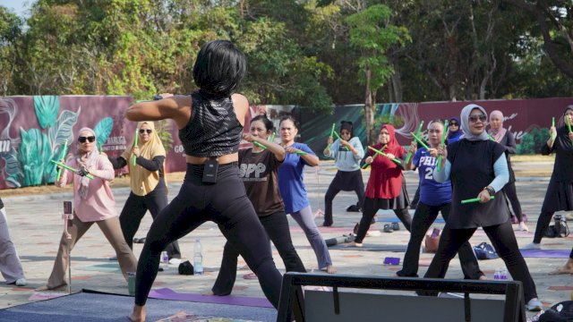 Puluhan peserta antusias mengikuti poundfit yang digelar di Kawasan Bukit Baruga Makassar, kemarin. (Dok. Bukit Baruga)