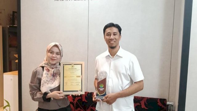 Mewakili manajemen KALLA, Ali Imran selaku CSR & HSE Senior Analyst menerima penghargaan Platinum Innovation Technology for Social & Environmental Awards (InTechSEA) 2026 kategori Bidang Keanekaragaman Hayati di Kampus Universitas Hasanuddin, beberapa waktu lalu. (Dok. KALLA)